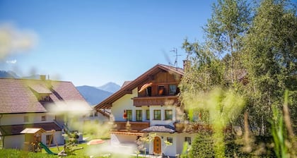 Appartement de vacances "Haus zur Vogelweide App 1" avec vue sur les montagnes, terrasse et Wi-Fi.
