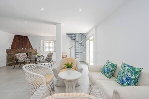 Een televisie en een open haard