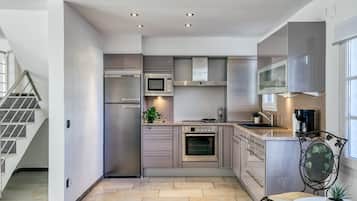 Refrigerador, microondas, horno y parrilla de estufa
