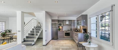 Réfrigérateur, four à micro-ondes, un four, surface de cuisson