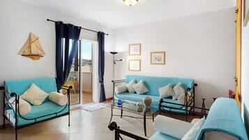 Een televisie en een stereo