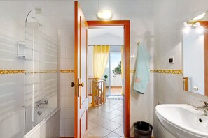 Baignoire, sèche-cheveux, serviettes fournies