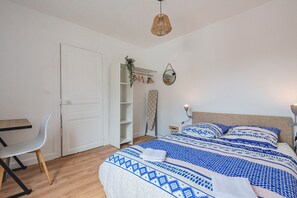 3 bedrooms, desk, iron/ironing board, free WiFi
