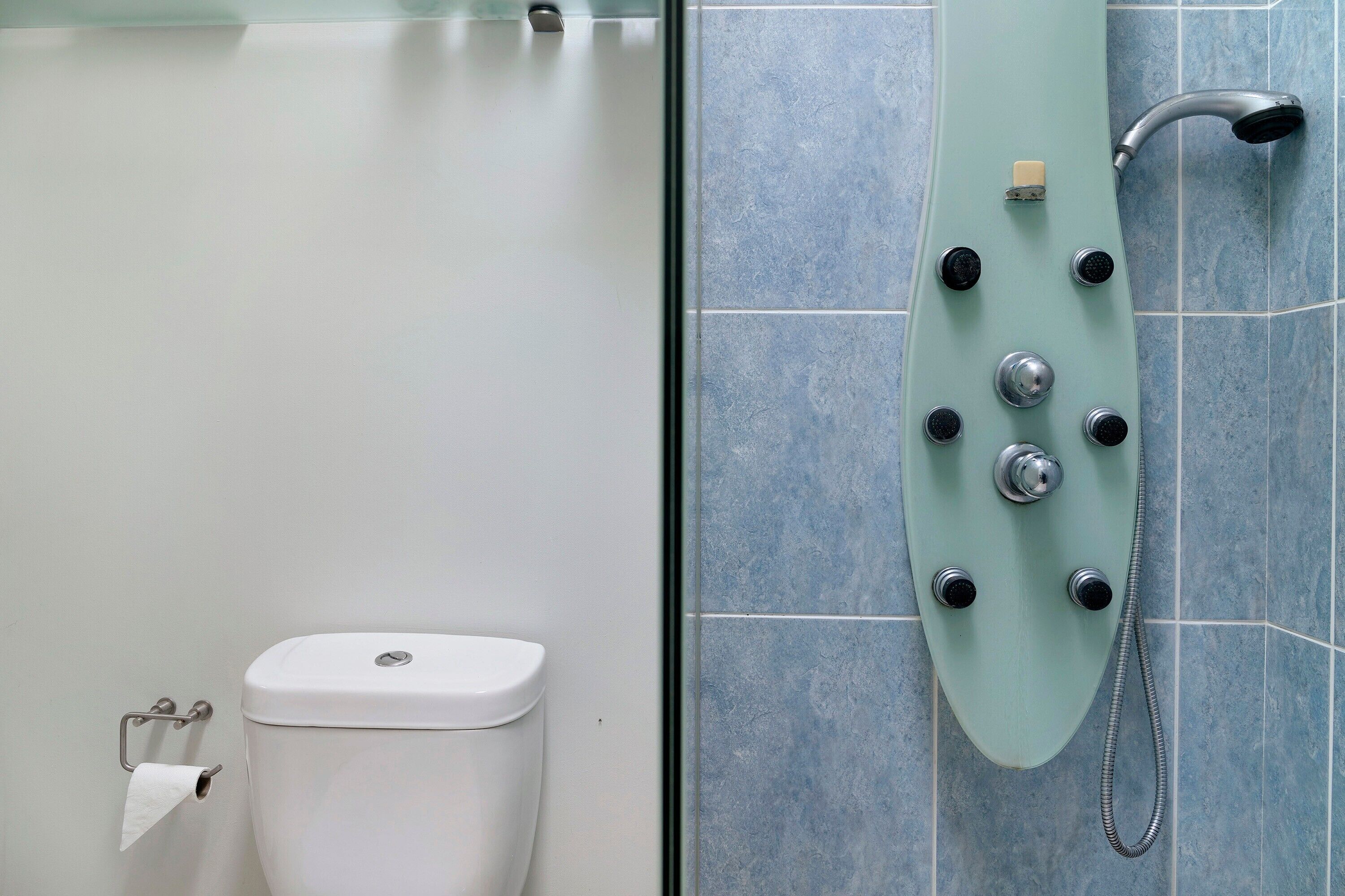 Een douche, een haardroger, handdoeken