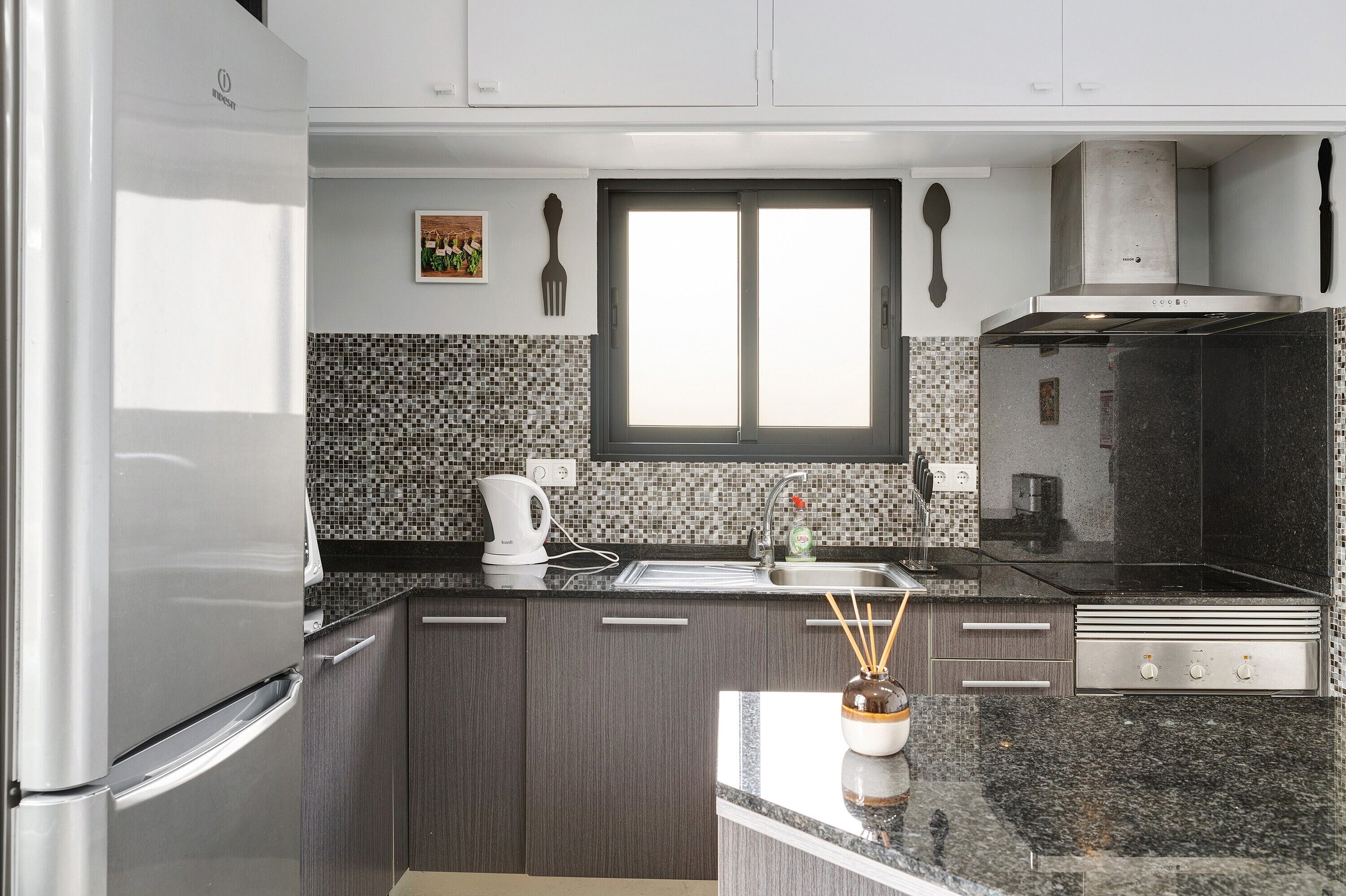 Frigorífico, microondas, horno y placa de cocina