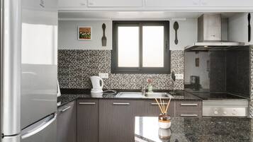 Frigorífico, microondas, horno y placa de cocina