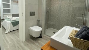 A modern bathroom with a shower, toilet, and sink. - Apartment "Olhão T1" near the sea with Wi-Fi (Olhão)