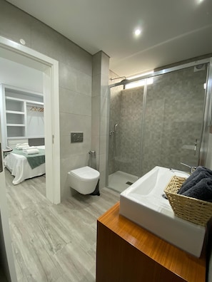 Ducha, secador de pelo, toallas