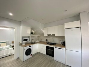 Refrigerador, microondas, horno, placa de cocina