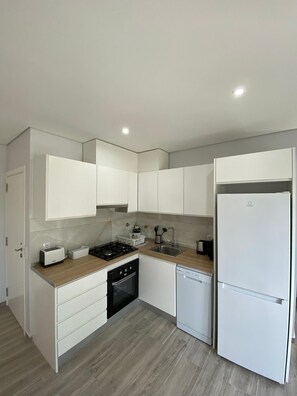 Fridge, microwave, oven, stovetop - Apartment 'T2 Olhão' with Sea View, Wi-Fi and Air Conditioning (Olhão)