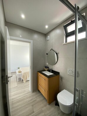 Shower, hair dryer, towels - Apartment 'T2 Olhão' with Sea View, Wi-Fi and Air Conditioning (Olhão)