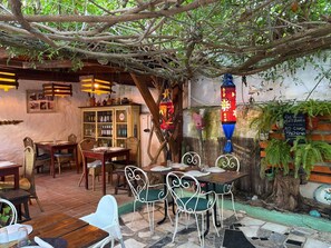 Outdoor dining - Studio Apartment "The Studio - Pet friendly" with Mountain VIew, Balcony & Wi-Fi (Alvor)