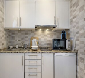 Frigorífico, microondas, placa de cocina y cafetera o tetera