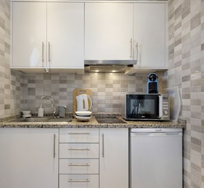 Frigorífico, microondas, placa de cocina y cafetera o tetera