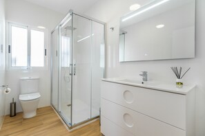 Shower, hair dryer, towels - Holiday Home 'Posidonia' with Sea View, Private Terrace and Wi-Fi (Torrevieja)