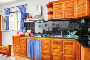 Een koelkast, een magnetron, een kookplaat