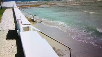 En la playa, camastros y toallas de playa