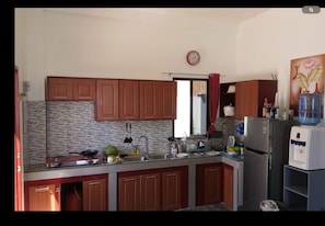 Réfrigérateur, four, cafetière/bouilloire, bouilloire électrique