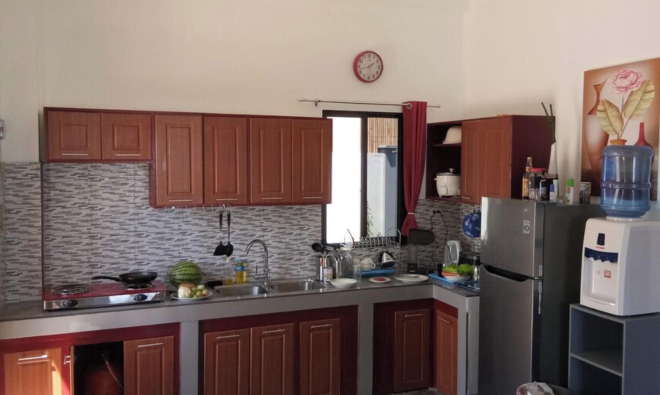 Køleskab, ovn, kaffe-/temaskine, elkedel