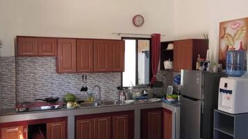 Køleskab, ovn, kaffe-/temaskine, elkedel