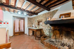 Interior - Apartment "La Vecchia Fornace Casa Rossa" with Shared Pool & Wi-Fi (Cortona)