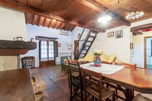 Dining - Apartment "La Vecchia Fornace La Terrazza" with Shared Pool & Wi-Fi (Cortona)