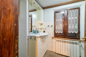 Shower, hair dryer, towels - Apartment "La Vecchia Fornace La Terrazza" with Shared Pool & Wi-Fi (Cortona)