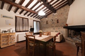 Dining - Apartment "La Vecchia Fornace Casa Bianca" with Shared Pool & Wi-Fi (Cortona)