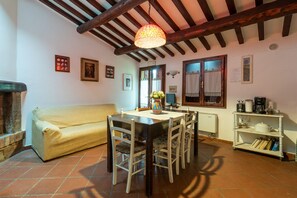 Una televisión, una chimenea