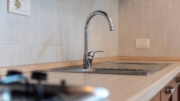 Kjøleskap, ovn, kokeplater og vannkoker