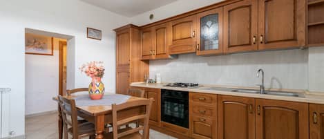 Kühlschrank, Ofen, Herdplatte, Geschirrspüler