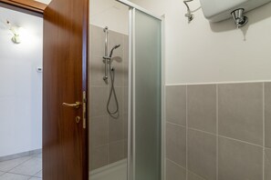 Ducha, artículos de tocador gratuitos, secador de pelo, toallas