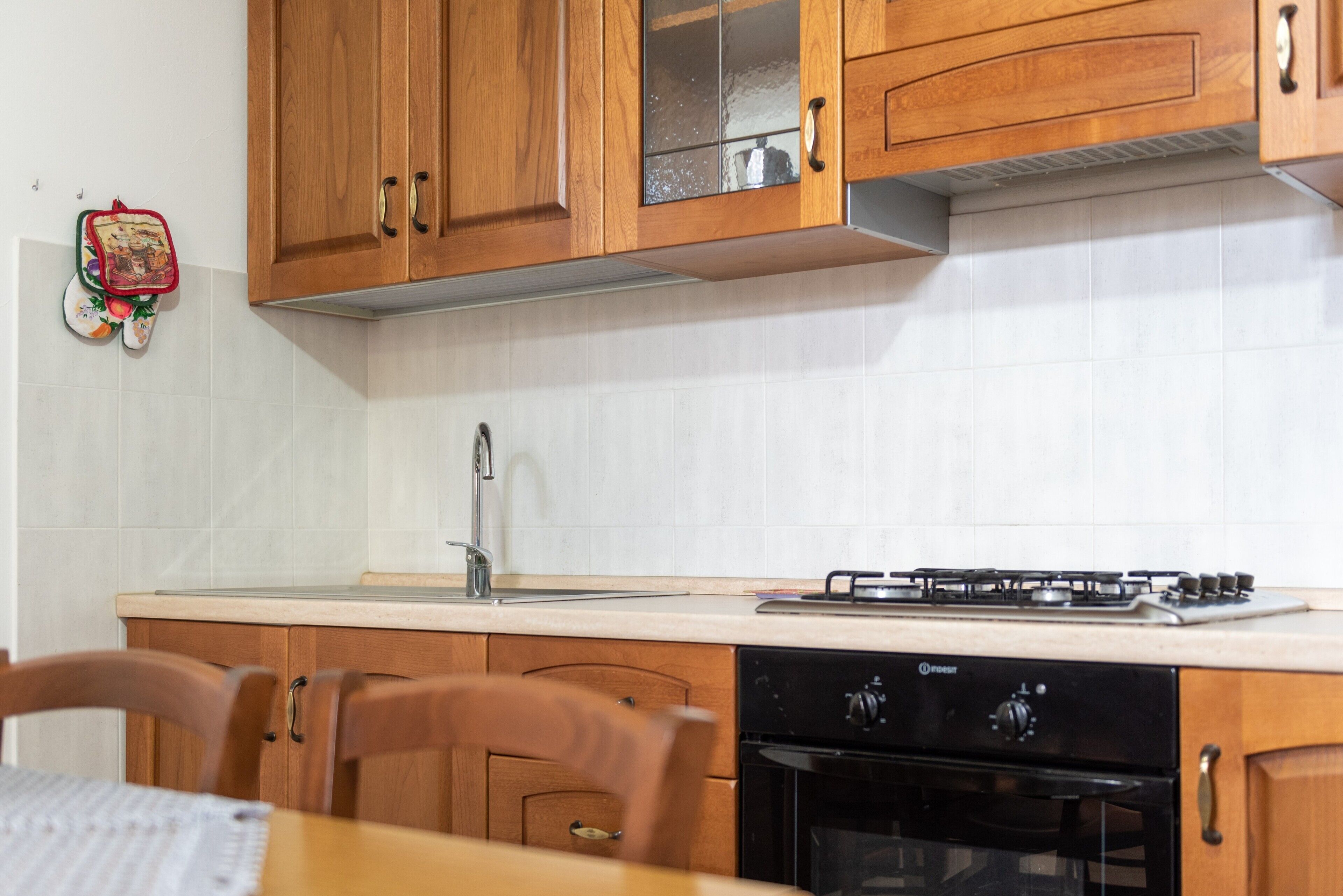 Fridge, oven, stovetop, electric kettle