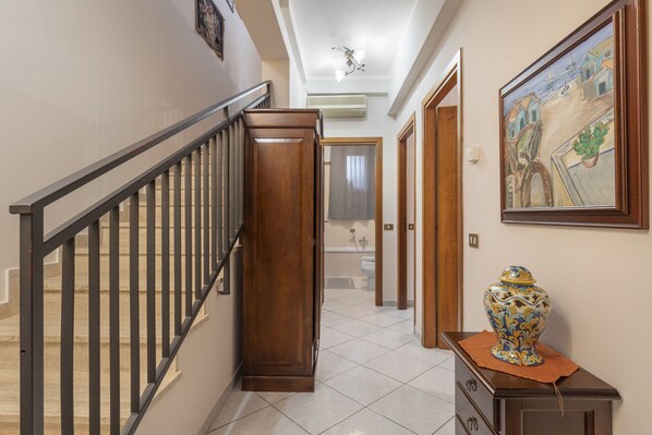 Interior - Holiday Home "Gmg - Mondello House" with Mountain View, Garden & Terrace (Palermo)