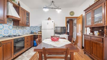 Frigorifero, forno, piano cottura, lavastoviglie
