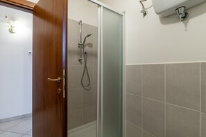 Een douche, gratis toiletartikelen, een haardroger, handdoeken