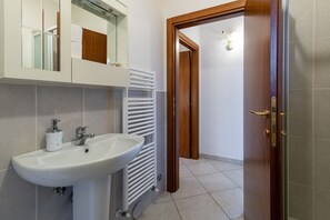 Doccia, set di cortesia gratuito, asciugacapelli, asciugamani