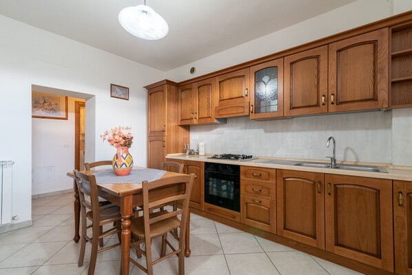 Kühlschrank, Ofen, Herdplatte, Geschirrspüler