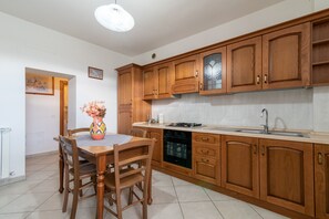 Frigorifero, forno, piano cottura, lavastoviglie