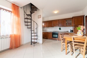 Fridge, microwave, stovetop, dishwasher - Apartment "Papà Giuseppe Il Fienile" with Shared Pool and Wi-Fi (Cortona)