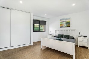 3 室のベッドルーム、アイロン / アイロン台、WiFi (無料)、ベッドシーツ