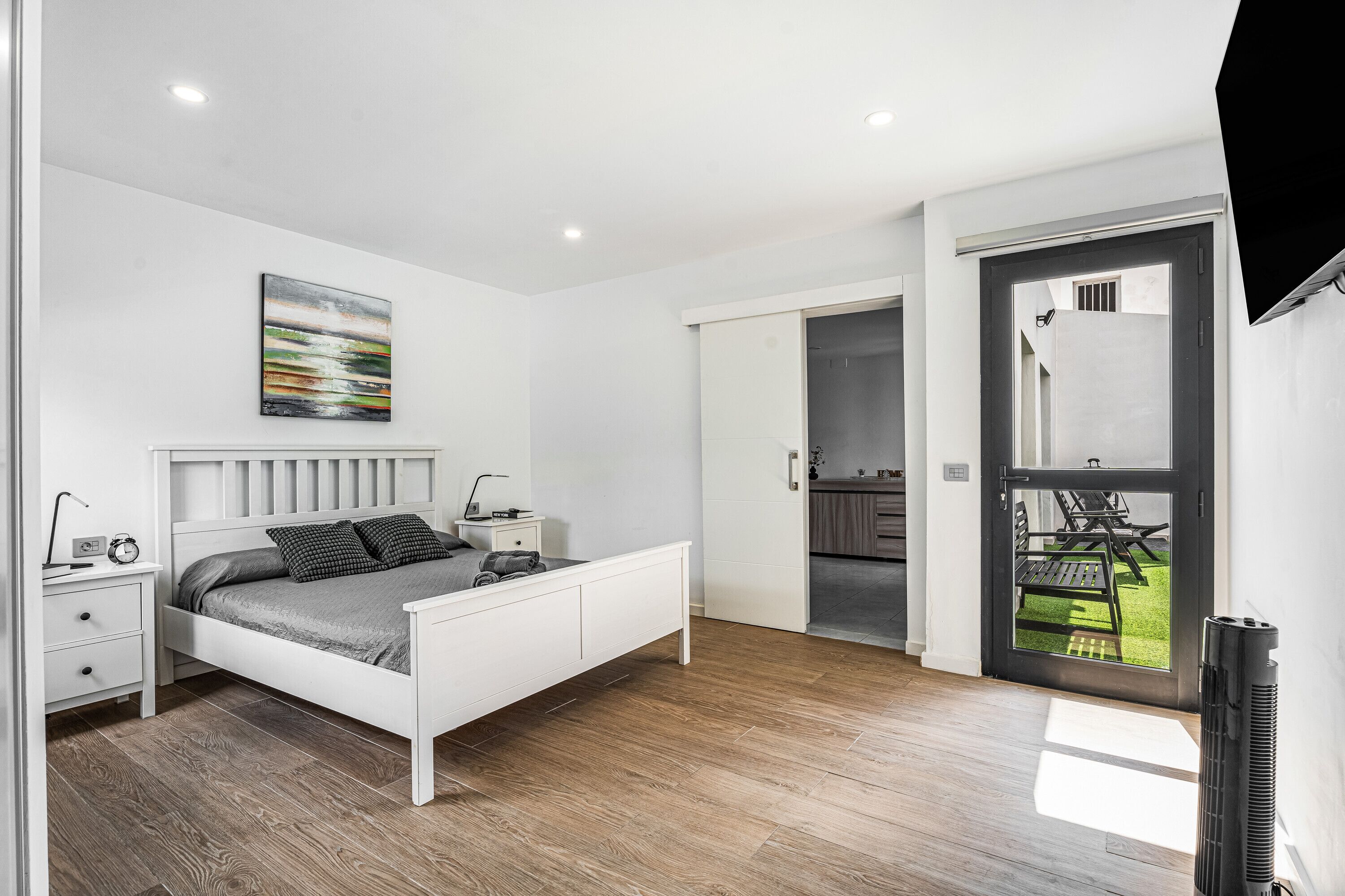 3 slaapkamers, een strijkplank/strijkijzer, gratis wifi, beddengoed