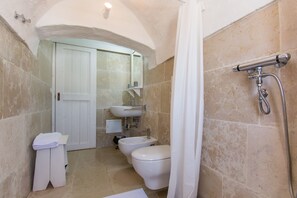 Chuveiro, secador de cabelo, toalhas de banho 