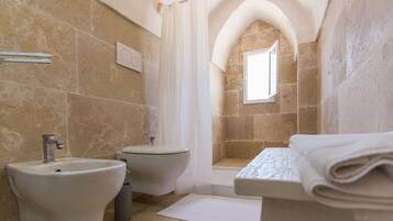 Dusj, hårføner og håndklær