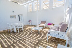 Outdoor dining - Holiday Home "La Scalella - Fortificato x 2" with Sea View, Terraces & Wi-Fi (manduria)