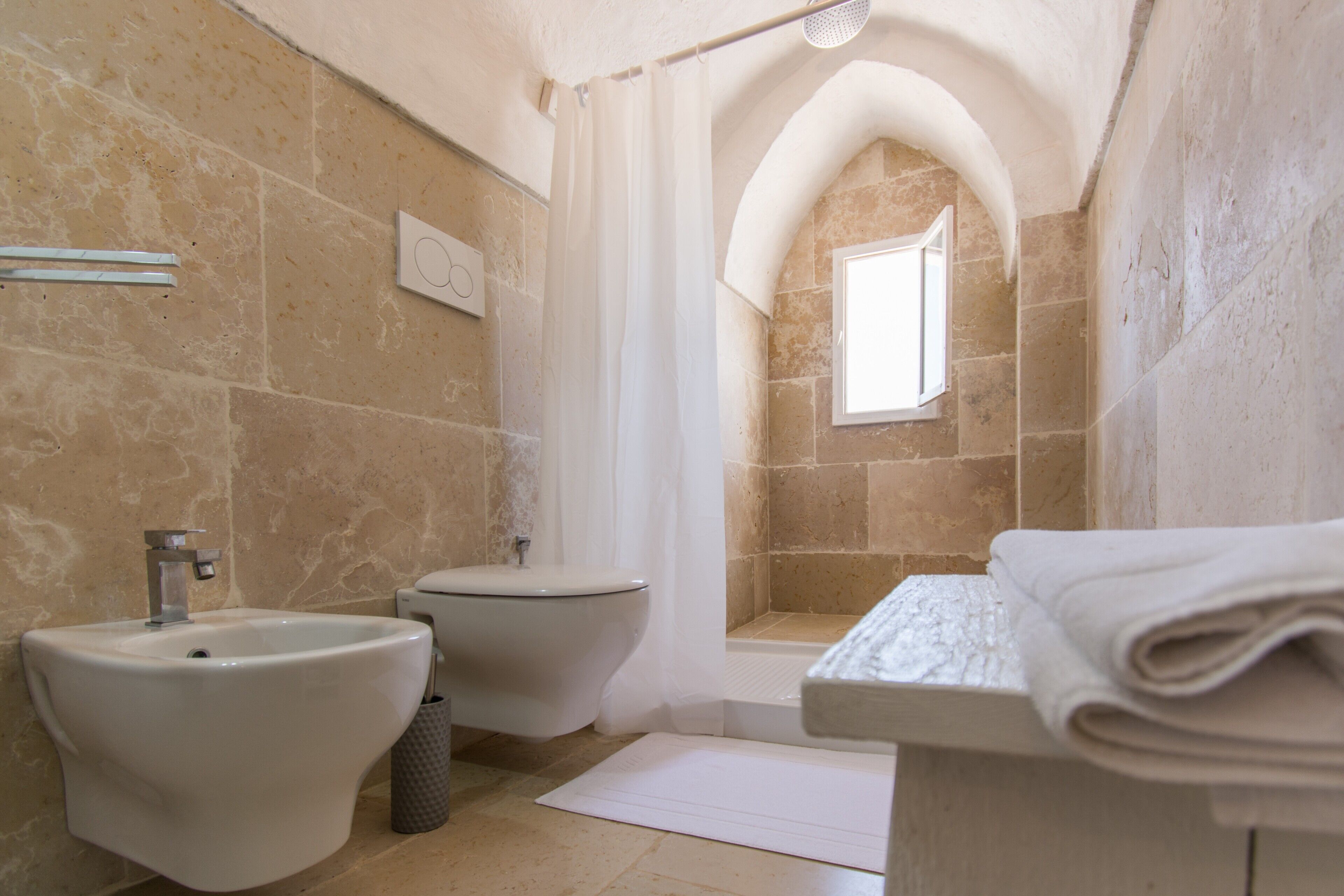 Dusch, hårtork och handdukar