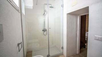 Dusj, hårføner og håndklær