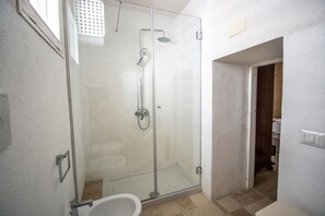 Shower, hair dryer, towels - Holiday Home "Masseria La Scalella - Cisterna x 2" with Sea View & Wi-Fi (manduria)