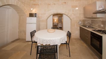 Refrigerador, horno, placa de cocina, silla alta para bebés