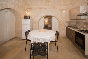 Fridge, oven, stovetop, high chair - Holiday Home "Masseria La Scalella - Cisterna x 2" with Sea View & Wi-Fi (manduria)